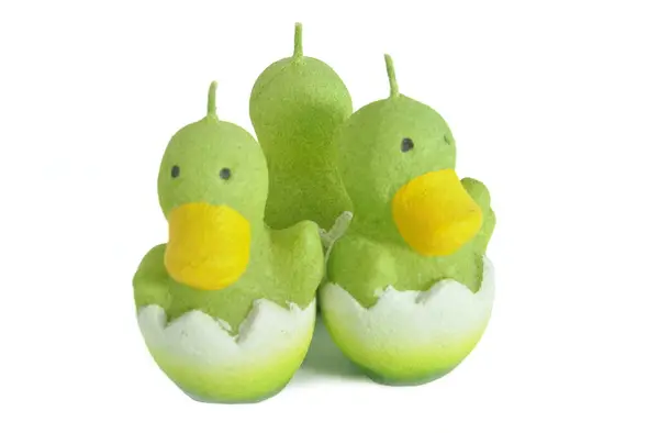 Yumurta kabuklarından çıkan ördek şeklinde üç mum.