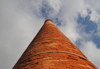 Dev baca, arka planda gökyüzü olan alt-üst görünüm