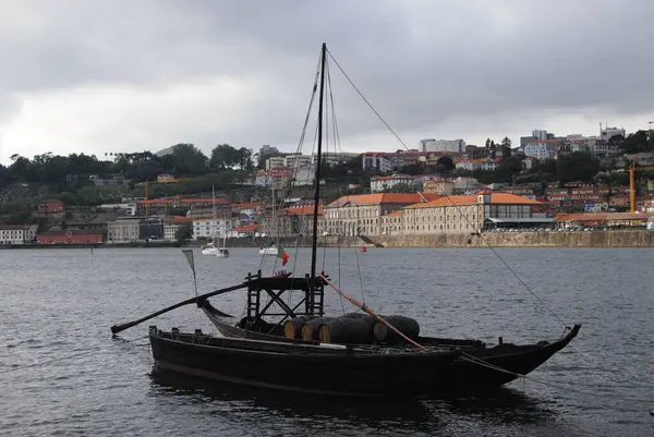 Porto şehir merkezinde, nehir kıyısında teknesi olan bir yer. Durdu ve bulutlu bir gökyüzü, tarihi bir yer.