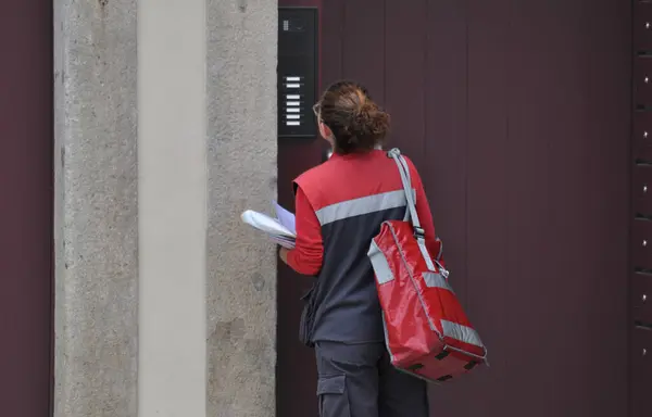 Bir nakliye işçisi zili çalar ve alıcıyla bir belge ya da paket göndermek için dahili telefon aracılığıyla iletişim kurar