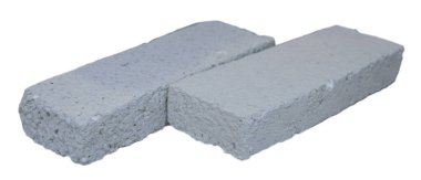 Beyaz arka planda iki çimento tuğla, inşaat endüstrisi, çalışıyor