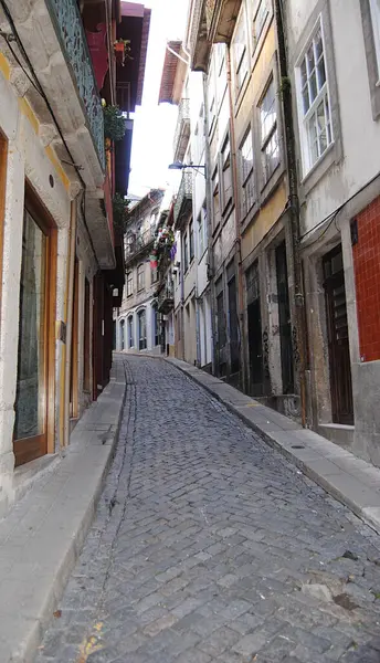 İnsansız bir sokak, Porto şehir merkezinde dar bir sokak, insanlar olmadan boş.
