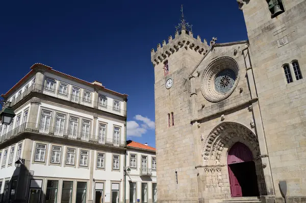 Viana do Castelo 'nun şehir merkezindeki eski ve tarihi meydanda Viana do Castelo Katedrali' nin girişi, anıt, dini, kuzey Portekiz