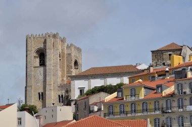Lizbon şehir merkezi, tipik ve eski binaların cepheleriyle, Loreto kilisesinin kulesinin manzarası