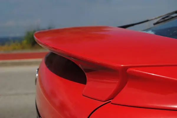 Arkadaki spor arabanın kanadı.