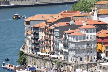 Porto şehir merkezindeki Douro Nehri 'nin kuzey kıyısının havadan görünüşü, Portekiz' in eski ve tarihi kısmı.