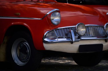 Krom ve balık tasarımlı çok eski klasik bir arabanın önü, restore edilmiş araba.