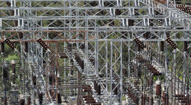 Devre dışı bırakılmış bir elektrik üretim barajı, yüksek voltaj, jeneratörler, izolatörler ve elektrik kabloları.