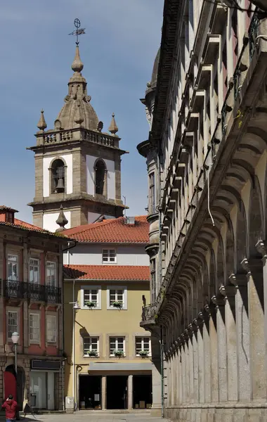 Kuzey Portekiz 'in Braga şehrinin eski ve tarihi bir parçası, eski mimari, bir kilise kulesi var.