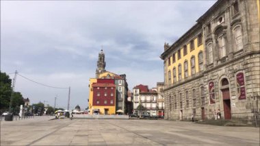 Porto şehrindeki Largo Amor de Perdicao 'nun zamanaşımı videosu, Portekiz' in kuzeyindeki şehir merkezinde günlük yaşamın hareketi.