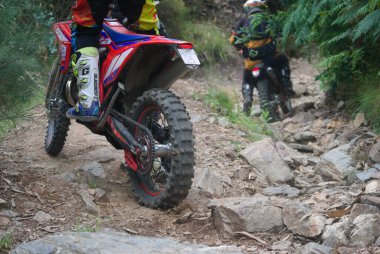 Off-road motosikletleri, macera ve boş vakitleri olan dağ yolundaki insanlar.