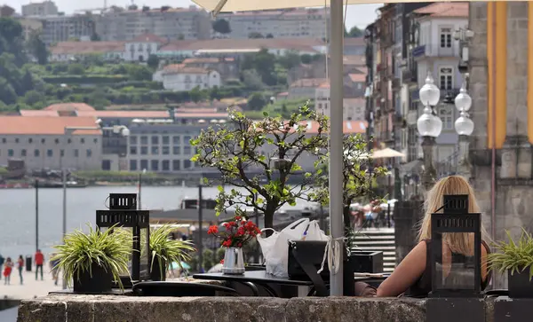 Bir balkon dolusu balkon, eski nesneler bir masanın etrafına saçılmış, dinlenme anı, nostaljik şehir atmosferi, Porto, Portekiz, Avrupa