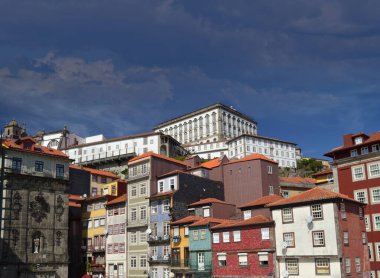 Portekiz 'in Porto şehrinin tarihi ve turist merkezindeki tipik binalar