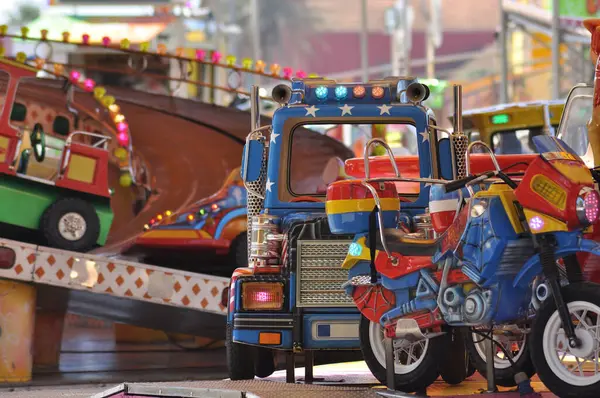 Bir şehirdeki yıllık hac ziyaretinde çocuk atlıkarıncasında.