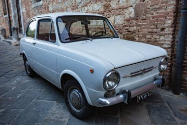 Montepulciano, İtalya - 23 Mayıs 2022: Şehir manzarası. Fiat 850 klasik gri araba Montepulciano caddesi Toskana İtalya 'da.