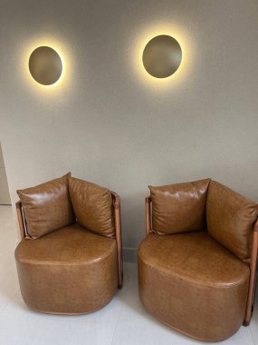 Modern sandalyeli klinik bekleme odası tasarımı