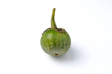 Yuvarlak yeşil patlıcan beyaz arkaplanda izole edildi