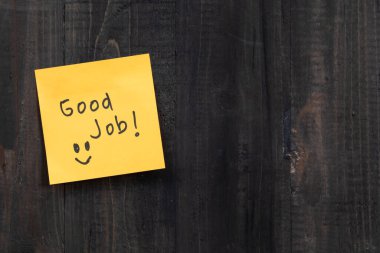 Tahta bir tablo ve üzerinde 