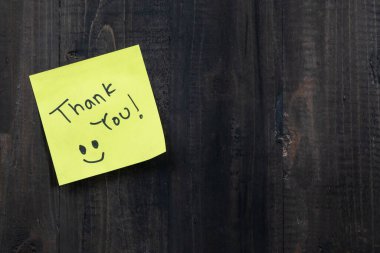 Tahta bir tablo ve üzerinde kelimeler olan yapışkan bir notla pozitif fikir imajı. Teşekkürler.