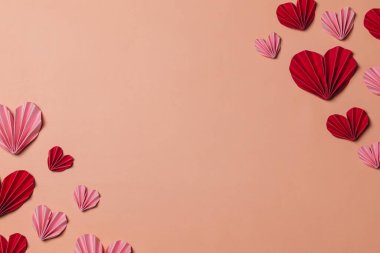 Katlanmış kağıt kalpli düz bir sevgililer günü arkaplanı 
