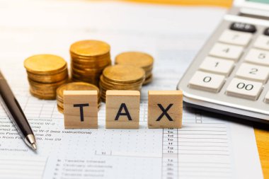 Para, hesap makinesi ve kelime vergisi içeren vergi konsepti. İş, vergi ve mali konsept.