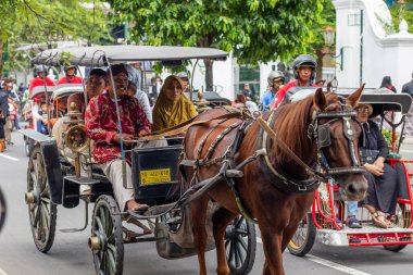 Malioboro, Yogyakarta 'da yolcu taşıyan at arabası. 29 Ocak 2025