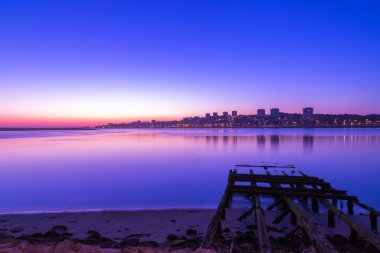 Porto ufuk çizgisi günbatımında Douro nehrine ön planda eski bir rıhtımla yansıyor Porto, Portekiz 'de romantik ve huzurlu bir atmosfer yaratıyor.