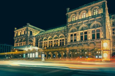 Viyana Devlet Opera Salonu geceleri ışıl ışıl parlıyor. Arabalar ve otobüsler geçerken altın bir parıltı saçıyor. Arkalarında ışık izleri bırakarak