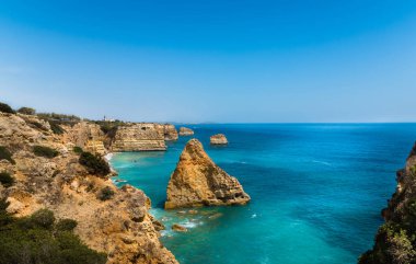 Ponta da piedade çarpıcı kaya oluşumları lagoa, algarve, Portekiz 'deki turkuaz sudan ortaya çıkıyor.