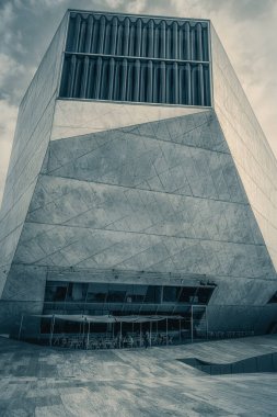 Casa da musica bulutlu bir gökyüzüne karşı dimdik ayakta duruyor. Eşsiz geometrik tasarımı ve beton cephesi Porto 'nun kentsel manzarasında çarpıcı bir görüntü yaratıyor. Sahneye hayat katan bir kafeyle