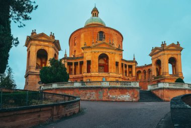 İtalya, Bologna 'daki kutsal bakire Luke' un ikonik mabedi. Gün batımında nefes kesici bir mimarisi var. Santuario della Beata Vergine di San Luca