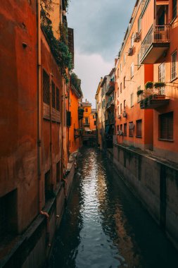 Bolonya 'nın büyüleyici kanallarını ve renkli binalarını keşfedin. Bulutlu bir gökyüzünün altında sakin ve huzurlu bir atmosfer yaratın. Romantik Avrupa gezginleri için mükemmel bir yer.