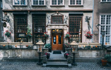 Gdansk, Polonya 'da tarihi bir binada yerel kehribar mücevher ve el sanatları sergileyen geleneksel Polonya girişi büyüleyici ve davetkar bir atmosfer yaratıyor.