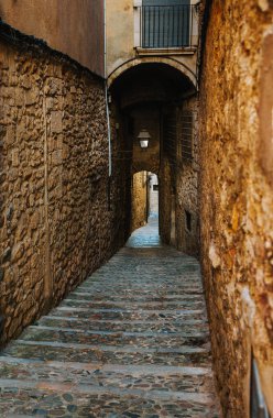 Girona 'nın eski kasabasında dar ve kemerli bir geçitten yükselen taş adımlar şehrin ortaçağ mimarisini ve zamansız cazibesini gözler önüne seriyor.