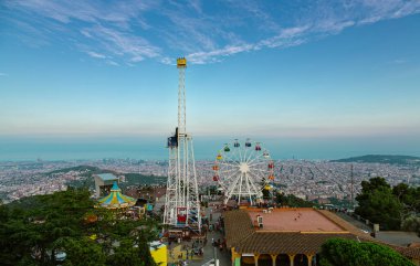 Barselona 'da gün batımını seyrederken dönme dolap ve iniş kulesi dik durup renkli bir sahne yaratıyor. Tibidabo Dağı 'ndan şehrin ve Akdeniz' in hava manzarasının tadını çıkarın.