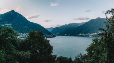 Görkemli italyan alpleri arasında yuva yapmış, güneşin sıcacık parıltısıyla yıkanmış, dingin ve büyüleyici bir manzara yaratmış, sakin bir akşam sahnesi.