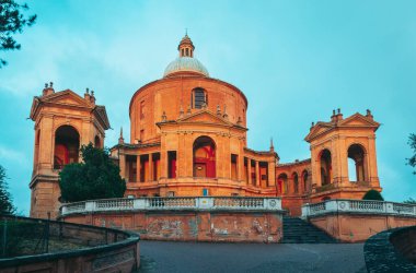 Aziz Luke 'un kutsal bakiresinin mabedi, San Luca olarak da bilinir, gün batımında turuncu parlayan gökyüzü açık bir şekilde Bolonya, İtalya,