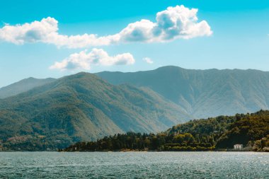 Como Gölü 'nün nefes kesici panoramik manzarası görkemli dağlar, yemyeşil yemyeşil, ve dingin mavi bir gökyüzü, Menaggio, Lombardy, İtalya' da pitoresk bir manzara yaratıyor.