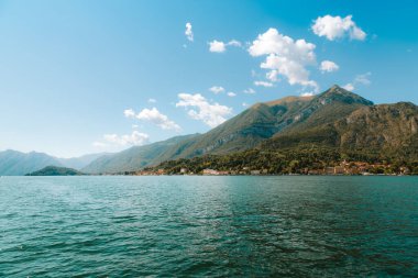 Como Gölü 'nün büyüleyici manzarası, kıyıları boyunca uzanan büyüleyici Bellagio köyü ve arka planda yükselen görkemli dağlarla gözler önüne seriliyor. Lombardy 'de pitoresk bir manzara yaratmak. İtalya