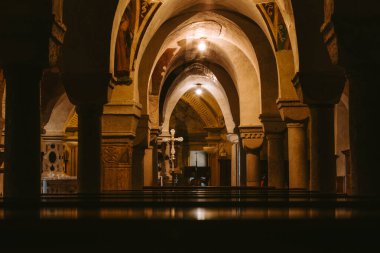 Treviso Katedrali 'nin içinde kemerler, sütunlar, haçlar ve banklar, İtalya' nın Veneto şehrinde yer alıyor ve ruhani bir atmosfer yaratıyor.