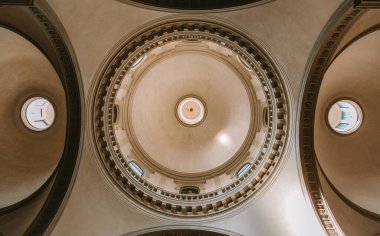 İtalya 'daki Treviso Katedrali' nin karmaşık kubbesinin ve tavanının düşük açılı görüntüsü ayrıntılı mimari tasarım, dekorasyon ve ışık ve gölge oyunları sergilenmektedir.