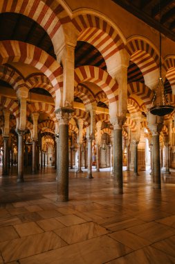 İspanya 'nın Endülüs kentindeki Cordoba Camii Katedrali' nin kırmızı ve beyaz çizgili kemerleri ve sütunları ile hipotenüs salonunu aydınlatan güneş ışığı büyüleyici bir mimari perspektif yaratır.