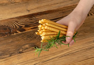 Elde Ekmek Çubukları, Tuzlu Ekmek Çubuğu, Çıtır Grissini, Ev Yapımı Krakerler, Wooden Kırsalında Ekmek Çubuğu