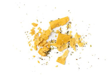 Parçalanmış Pita cipsleri izole edilmiş, Kırık Tortillalar, Bitkilerle Çıtır Gevrek Ekmek Kırıntıları, Baharatlı Akdeniz Buğdaylı Atıştırmalıklar, Beyaz Arkaplanda Pita Cipsleri