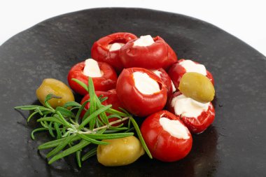Küçük Biberler Peynir, Kiraz Biberi Doldurulmuş Feta, Krem Peynir, Salamura Zeytin, Bitki, Siyah Tabakta Sebzeli Antipasti
