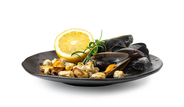 黒プレート上のムッセル杭隔離された オープン貝 シーフード ムッセル肉 白い背景に調理されたクリーム — ストック写真