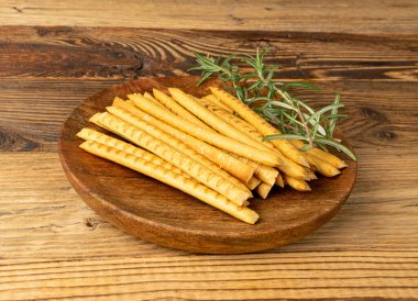 Tahta tabakta ekmek çubukları, tuzlu ekmek çubuğu, çıtır Grissini, ev yapımı kraker, Wooden Rustik arka planda ekmek çubuğu