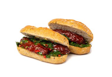 Choripan Sosisli Sandviçi, Chorizo ve Chimichurri ile geleneksel Chimichurri Ekmeği, Güney Amerika Sokak Yemeği, Beyaz Arkaplanda Choripan Sosisli Sandviçi