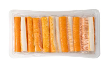 Yengeç Çubuğu Yığını İzole Edilmiş, Plastik Pakette Turuncu Yengeç Çubuğu, Konteynır, Yengeç Eti Yemeği, Yengeç Balığı Çubuğu, Surimi Deniz Ürünleri, Beyaz Arkaplanda Yengeç Çubuğu