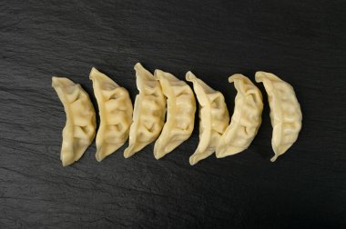 Gyoza Çin Mantı Sırası, Buharda pişmiş Sebze Jiaozi, Tavuk Momo Pile, Asya Gyoza Grubu Kara Taş Tabak Arkaplanı, Kopya Uzay